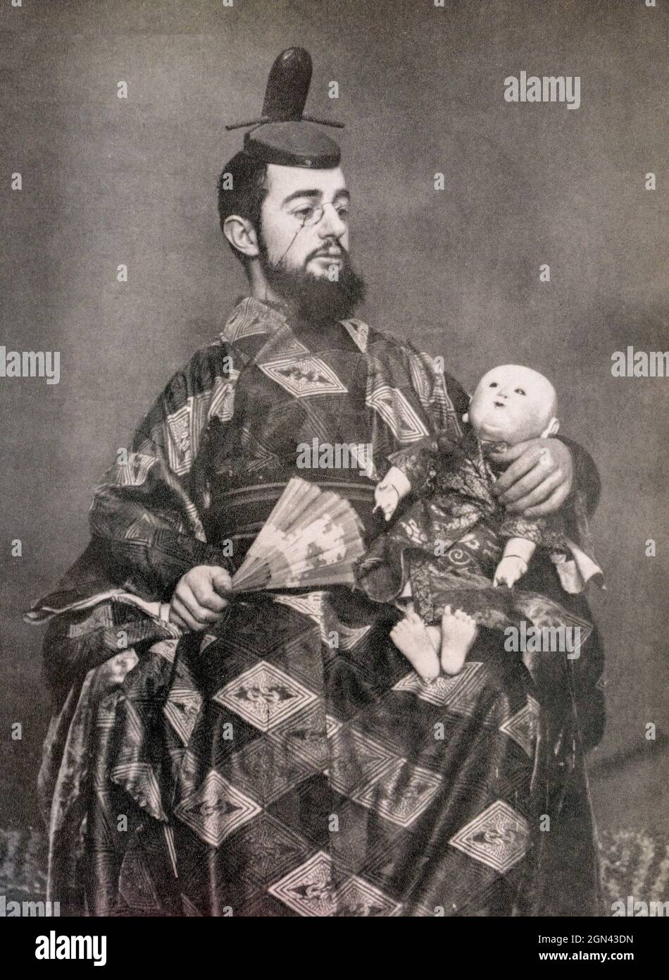 Toulouse-Lautrec kleidete sich als Japaner und hielt einen Fächer und eine Puppe. Nach einer Fotografie des französischen Fotografen Maurice Guibert, 1856 - 1922, ein Freund von Toulouse-Lautrec. Henri Toulouse-Lautrec, 1864 - 1901, französischer Künstler nach dem Impressionismus. Stockfoto