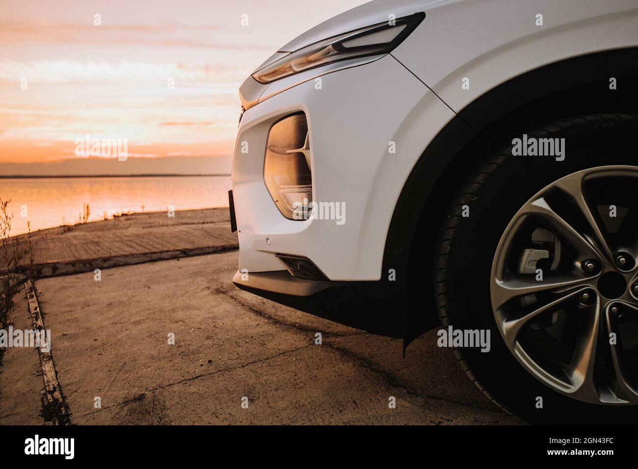 Scheinwerferlampe von neuen Autos, Kopierraum. Autoscheinwerfer mit geringer Schärfentiefe Stockfoto