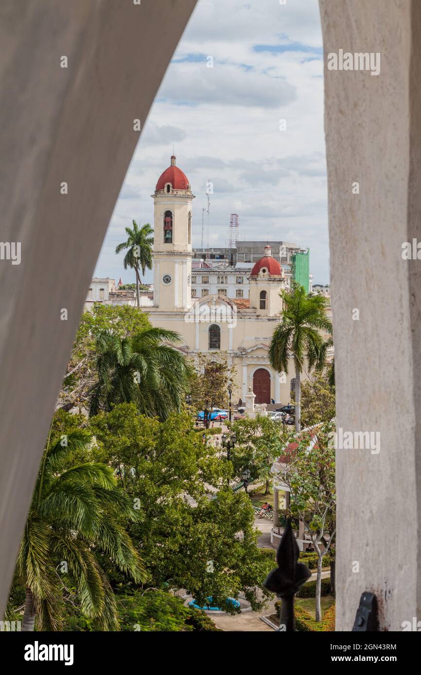 Catedral de la Purisima Concepcion Kirche in Cienfuegos, Kuba. Blick vom Turm der Casa de la Cultura Benjamin Duarte. Stockfoto