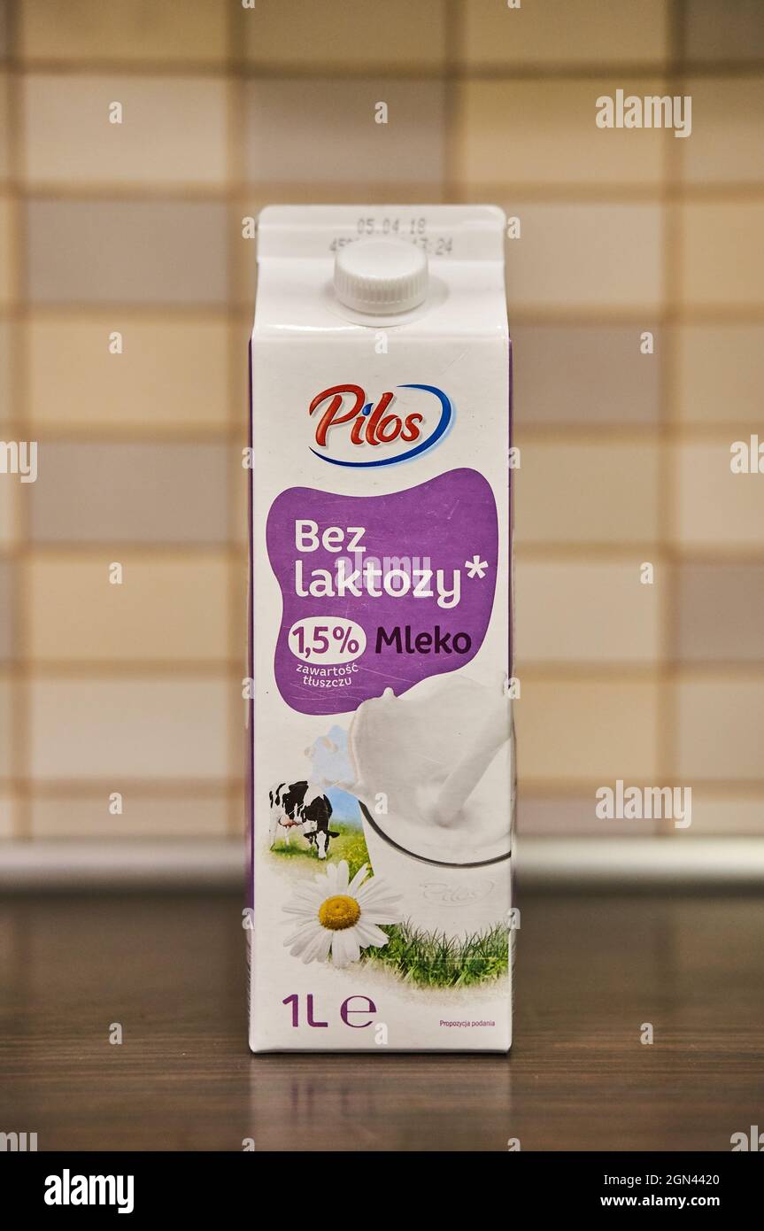 POZNA, POLEN - 19. Nov 2017: Eine polnische Pilos-Markenmilch mit 1,5 Prozent Fett und ohne Laktose. Stockfoto