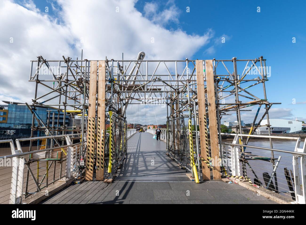 Newport, Großbritannien. Mittwoch, 22. September 2021. Scaffodling wird für Reparaturarbeiten an der Newport City Fußgängerbrücke in Newport, Wales, errichtet. Kredit: Thomas Faull/Alamy Live Nachrichten Stockfoto