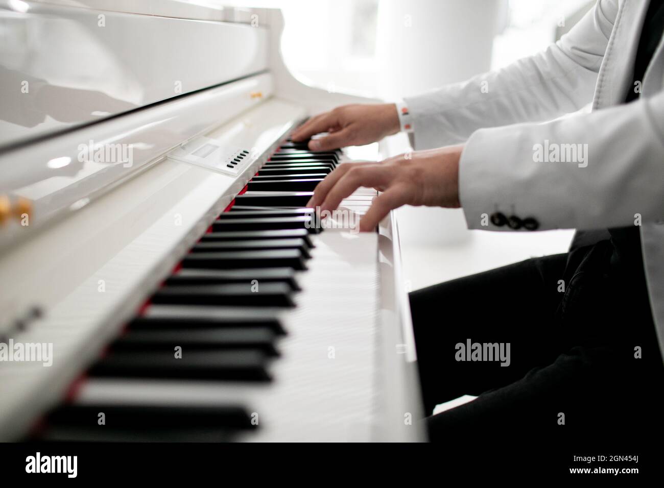 Nahaufnahme des Klavierspiels der Hände des Mannes. Männlicher Pianist hält Flügel Stockfoto