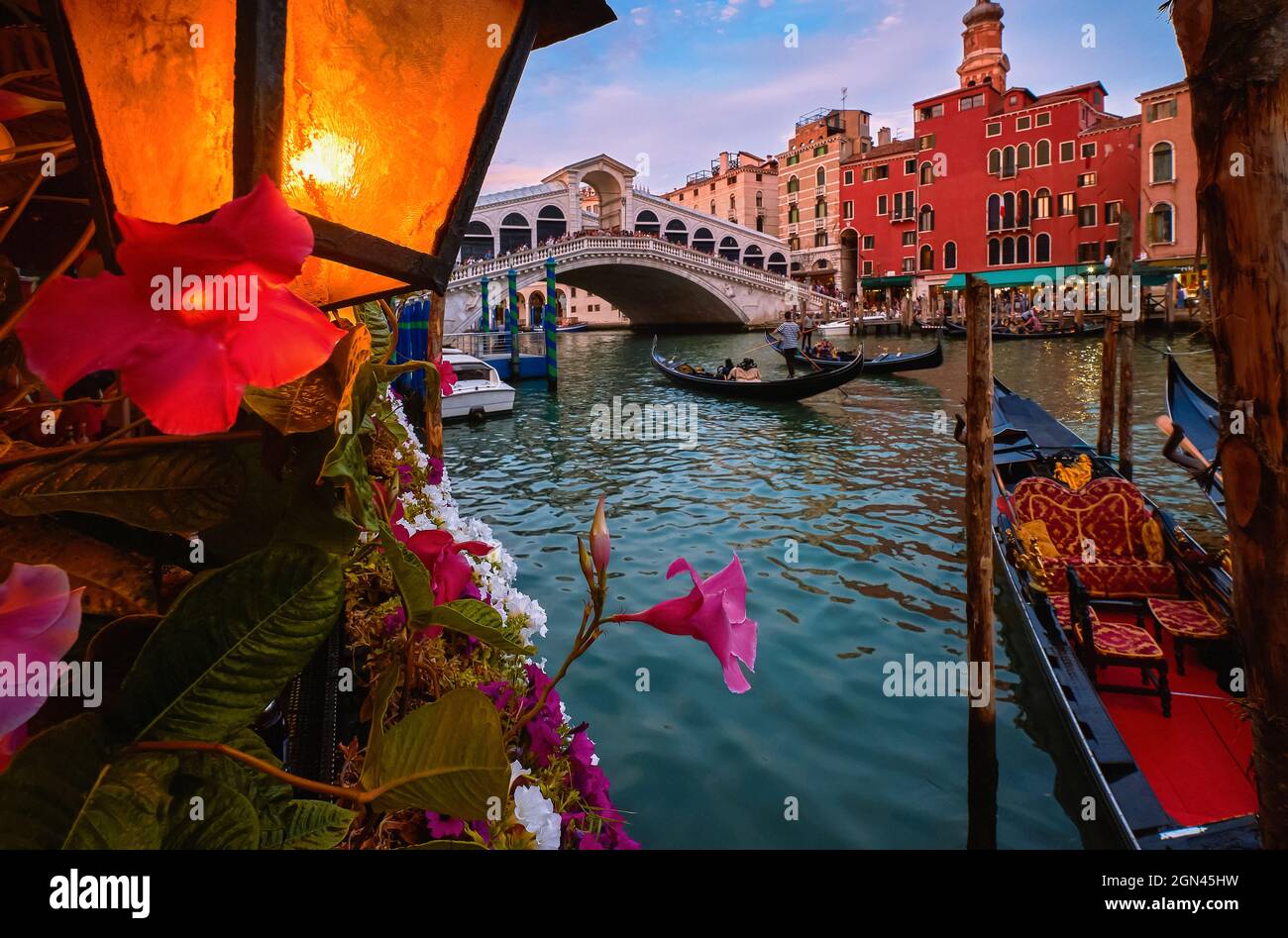 Berühmte Rialtobrücke oder rialtobrücke über den Canal Grande, Venedig, Italien. Ikonisches Reiseziel der UNESCO-Weltkulturerbestadt. Laterne, Gondeln Stockfoto