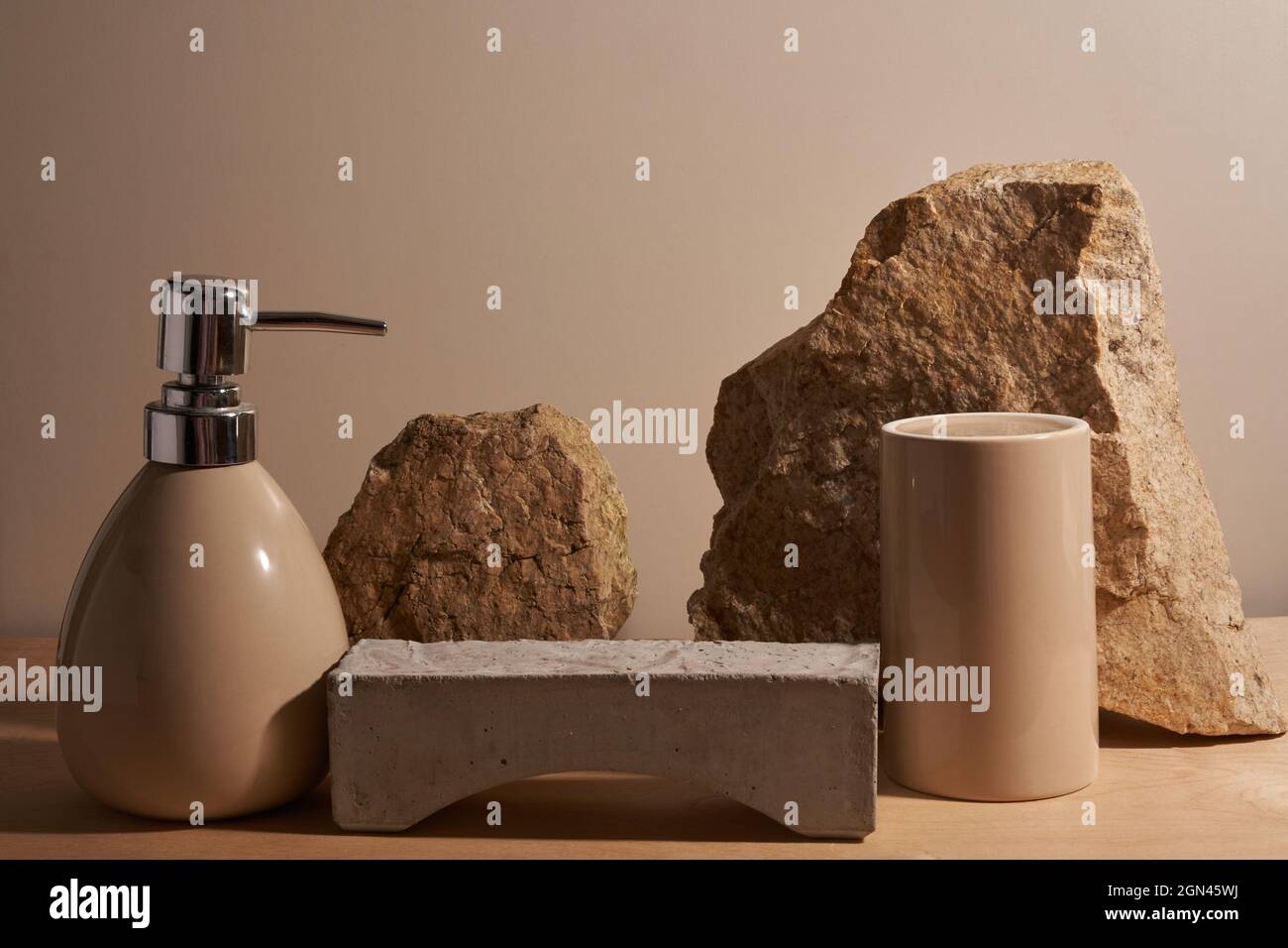 Beige Flasche für Kosmetik auf beigem Hintergrund, auf dem Podium mit Platz für Ihr Produkt. Hochwertige Fotos Stockfoto