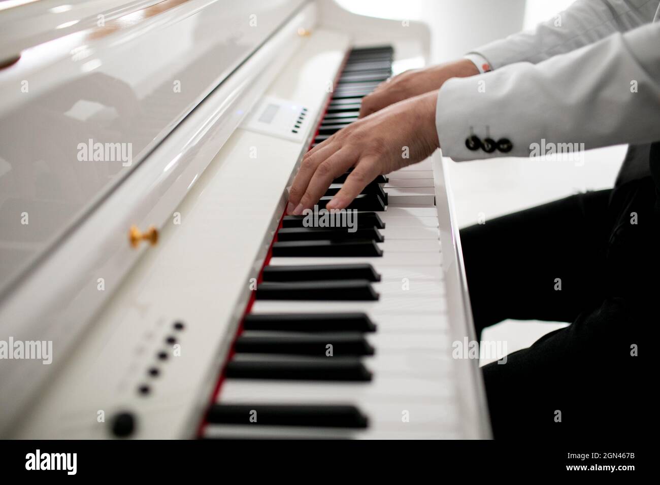 Nahaufnahme des Klavierspiels der Hände des Mannes. Männlicher Pianist hält Flügel Stockfoto