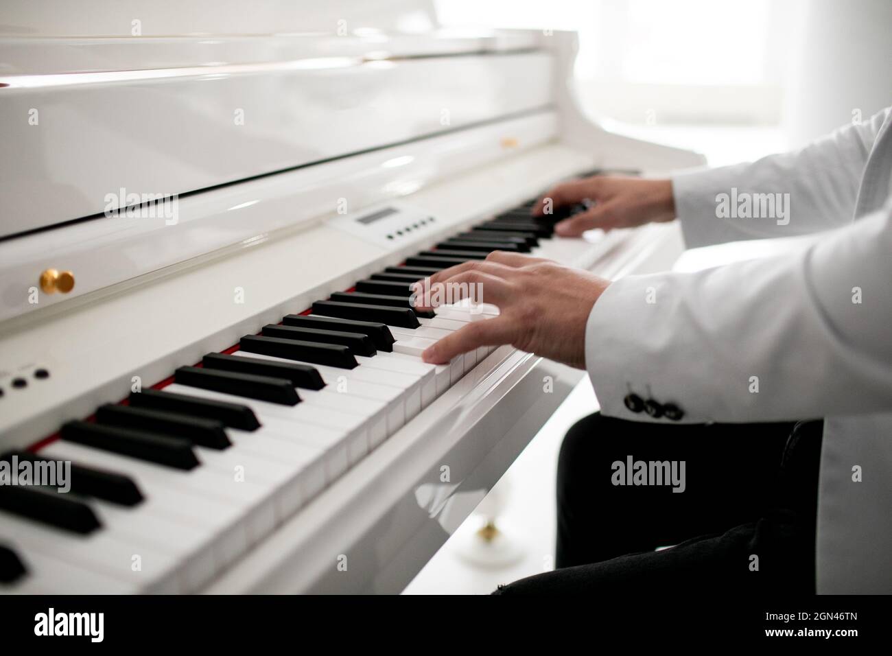 Nahaufnahme des Klavierspiels der Hände des Mannes. Männlicher Pianist hält Flügel Stockfoto