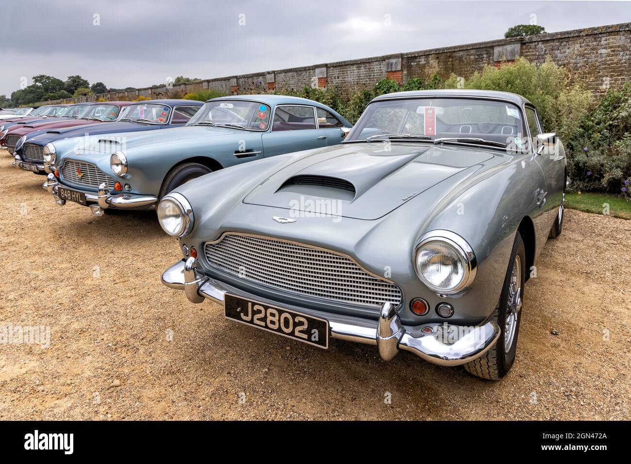 Klassisches Aston Martins im Concours of Elegance 2021, Hampton Court Palace, London, Großbritannien Stockfoto