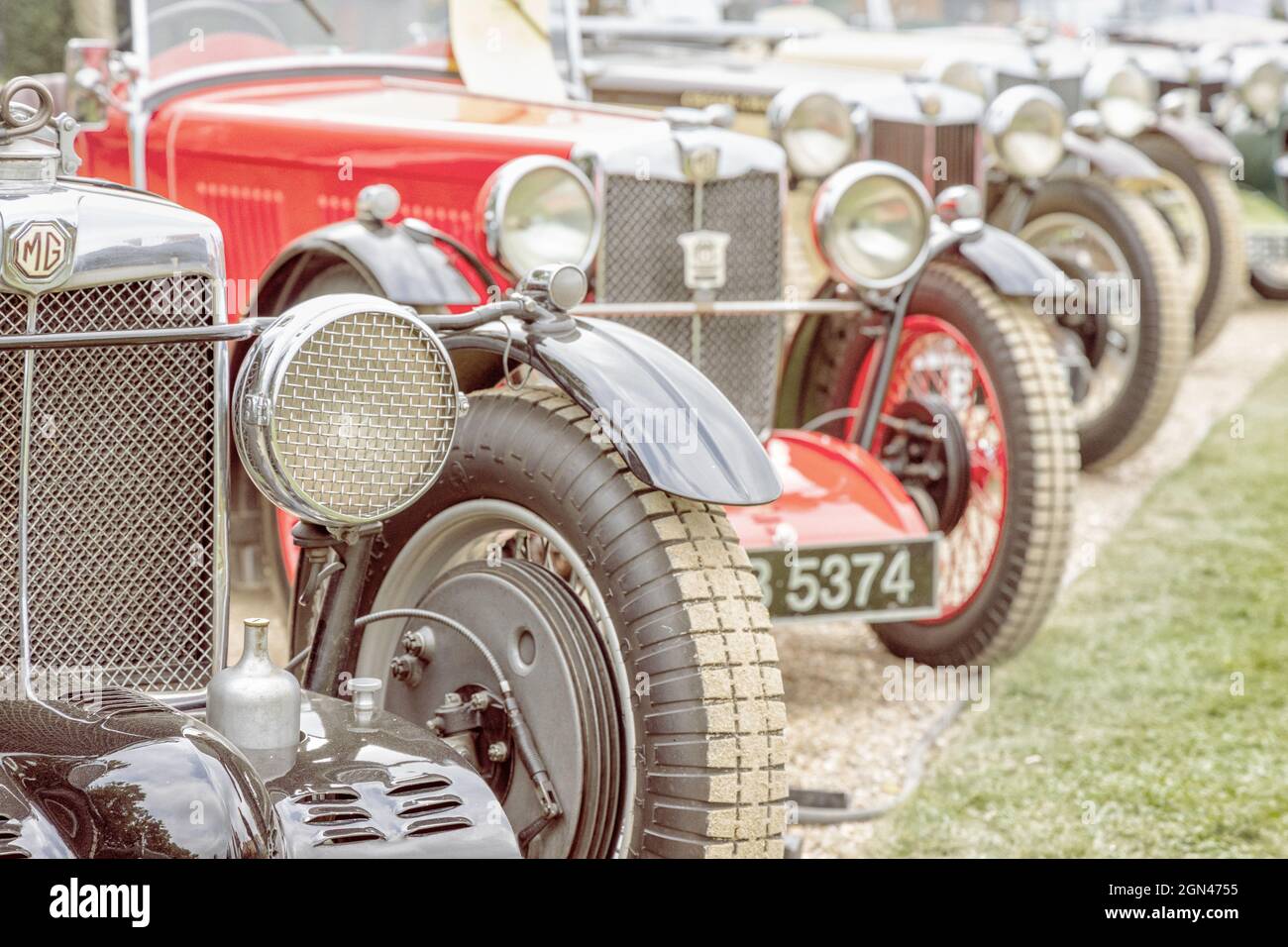 1933 MG K3 und andere klassische MG's im Concours of Elegance 2021, Hampton Court Palace, London, Großbritannien Stockfoto
