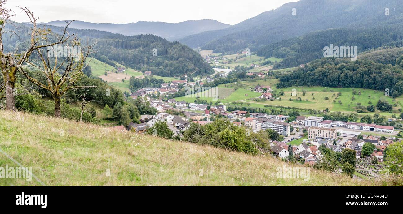Luftlandschaft von Bergtal und historischem Dorf, aufgenommen im Sommerlicht in Oppenau, Renchtal, Schwarzwald, Baden Wuttenberg, Deutschland Stockfoto