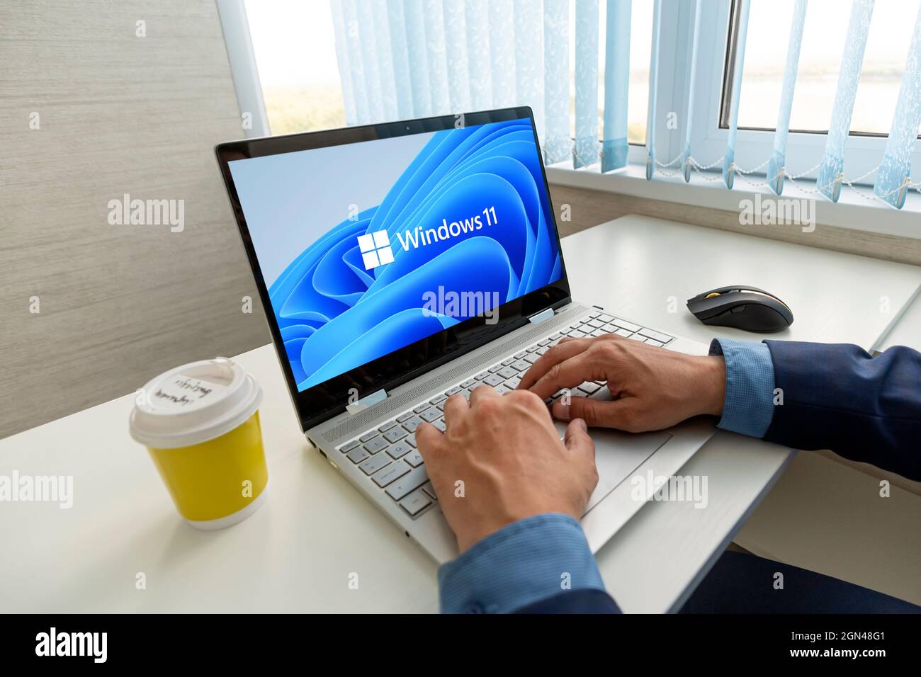 23. Juni 2021. Barnaul, Russland. Ansicht des neuen Microsoft Windows 11-Logos auf dem Computerbildschirm Stockfoto