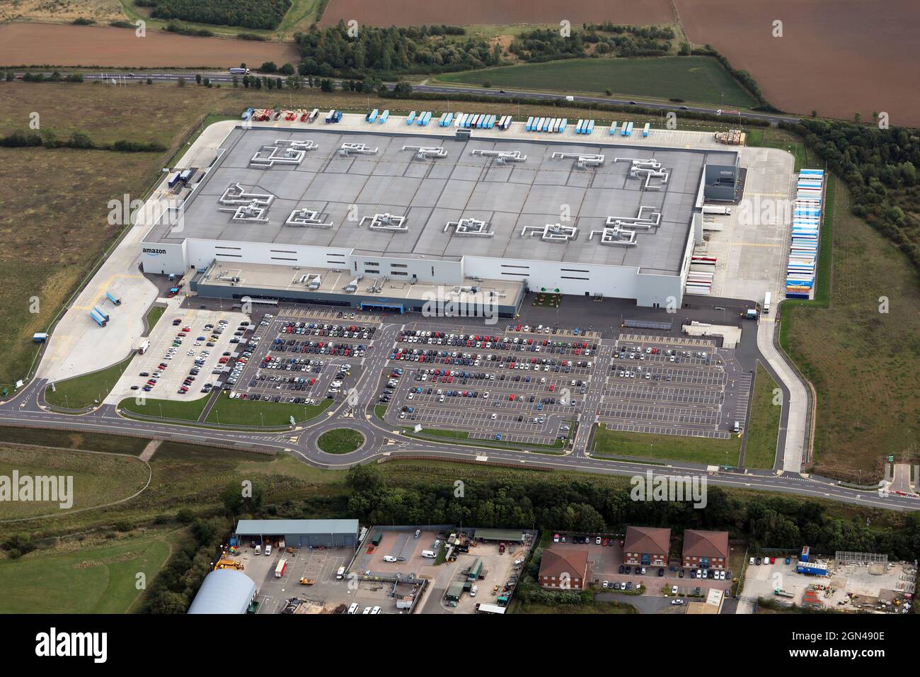 Luftaufnahme des neuen Amazon MME1-Distributionslagers an der A66 in der Nähe von Morton Park, Darlington, County Durham Stockfoto