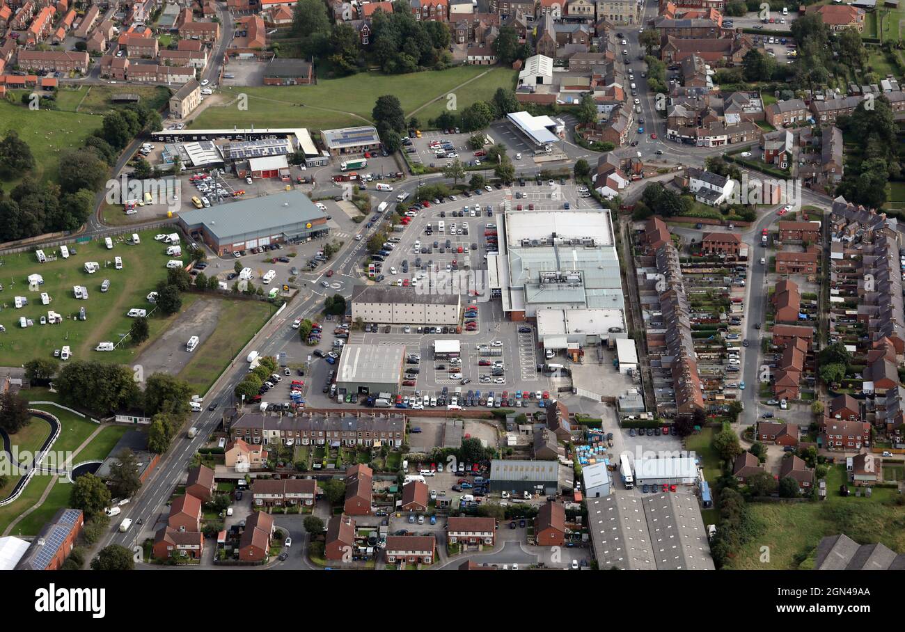 Luftaufnahme von Stoneacre Thirsk (Autohändler), Tesco Supermarkt und der Feuerwache, Thirsk, North Yorkshire Stockfoto