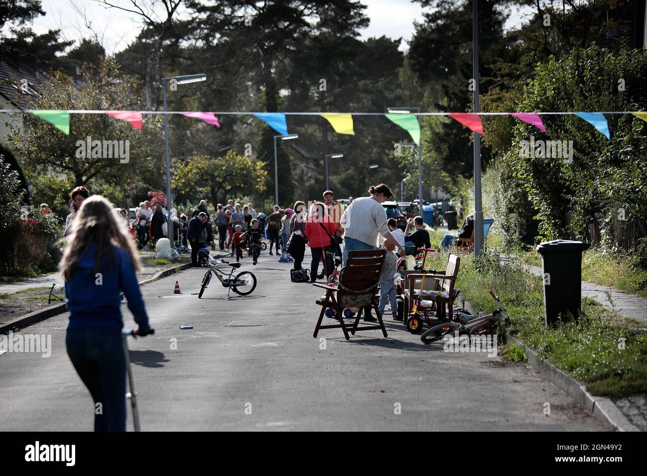 Berlin, Deutschland. September 2021. Kinder spielen auf der temporären Spielstraße im Stadtteil Dahlem. Am Mittwoch gibt es in allen Bezirken Berlins temporäre Spielstraßen für Kinder. Quelle: Carsten Koall/dpa/Alamy Live News Stockfoto