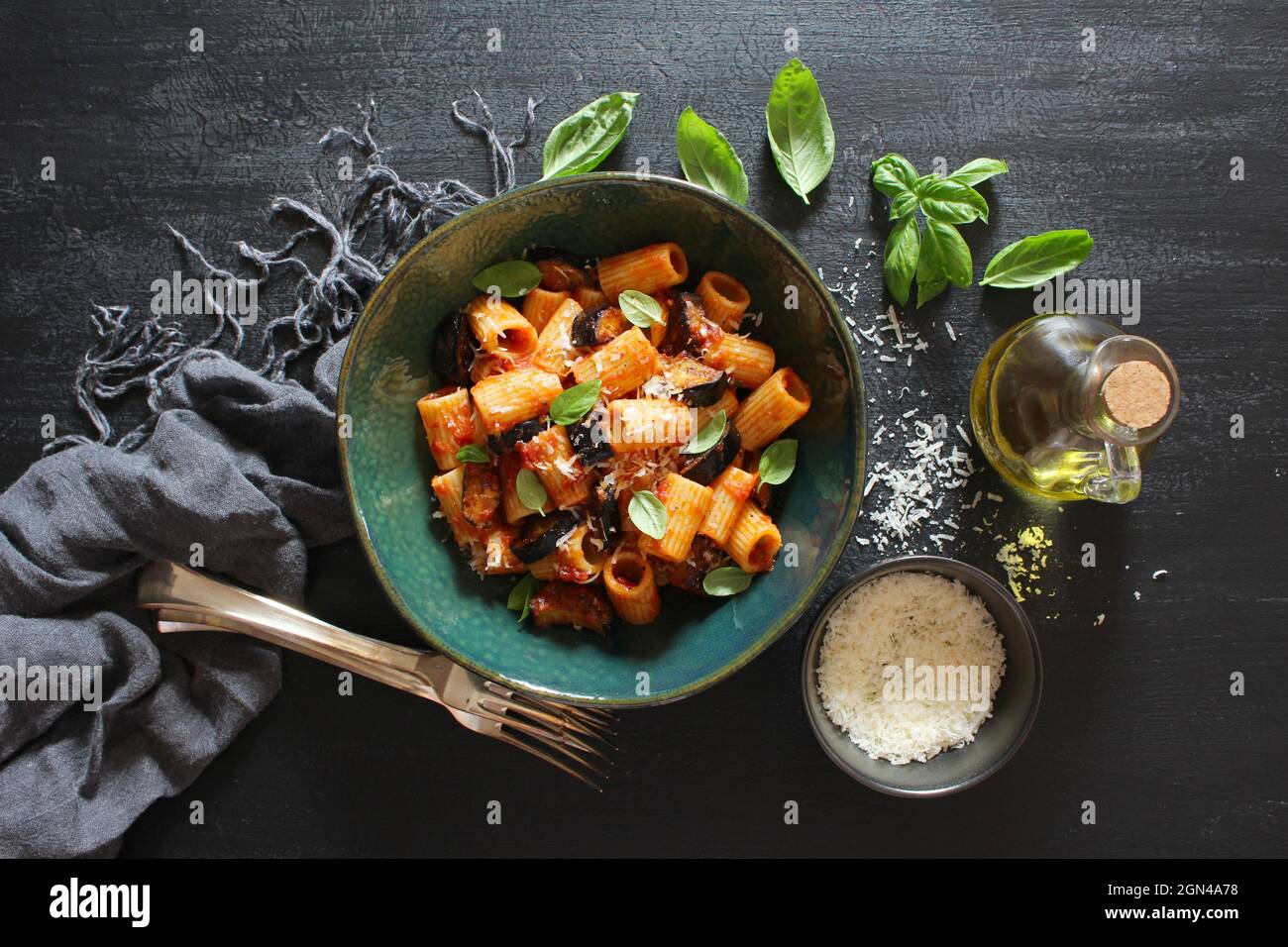 Pasta alla norma - Italienische Pasta mit Auberginen, Tomatensauce und Parmesan-Käseauf dunklem Tisch.Draufsicht mit Kopierraum. Stockfoto