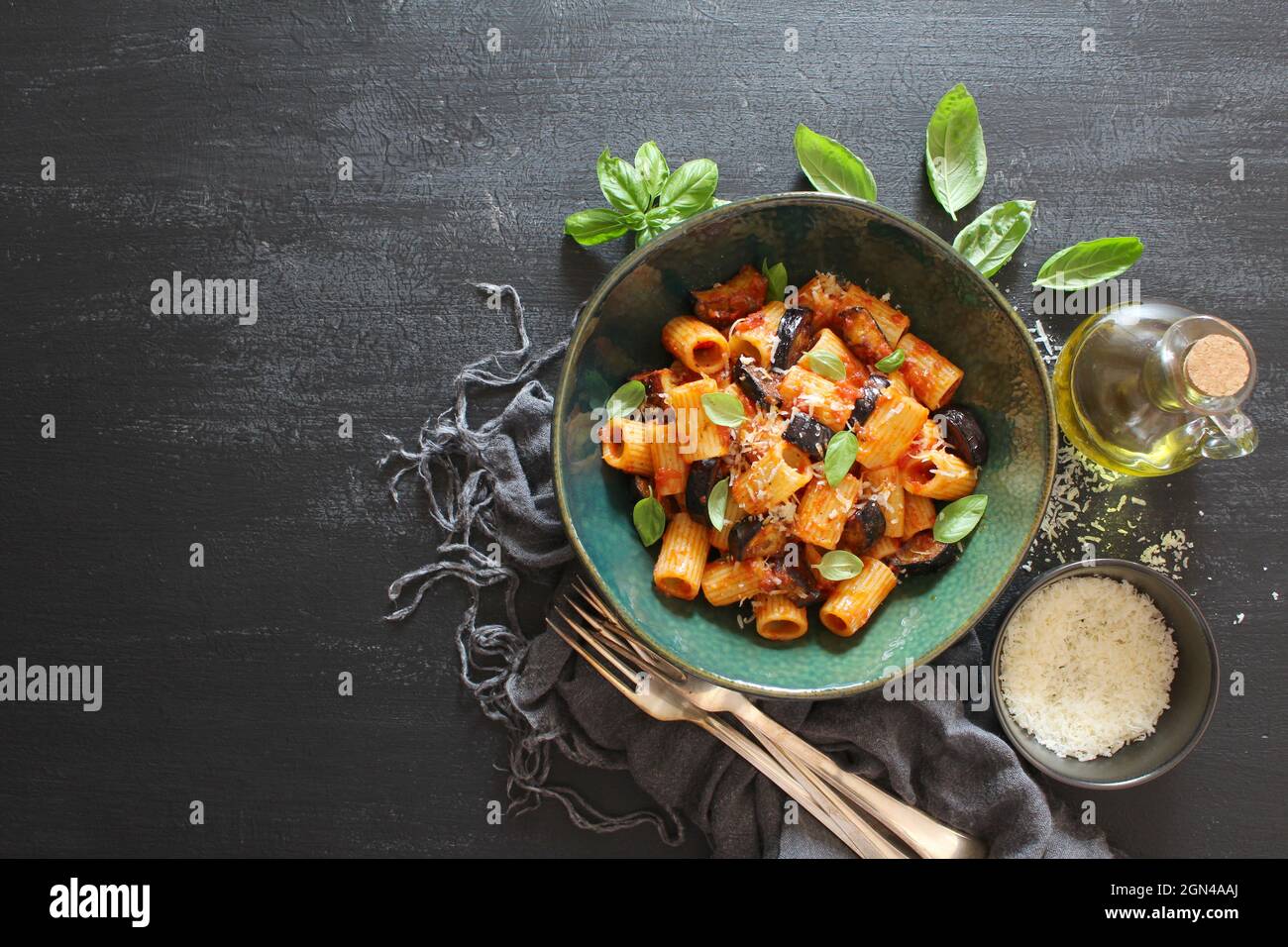 Pasta alla norma - Italienische Pasta mit Auberginen, Tomatensauce und Parmesan-Käseauf dunklem Tisch.Draufsicht mit Kopierraum. Stockfoto