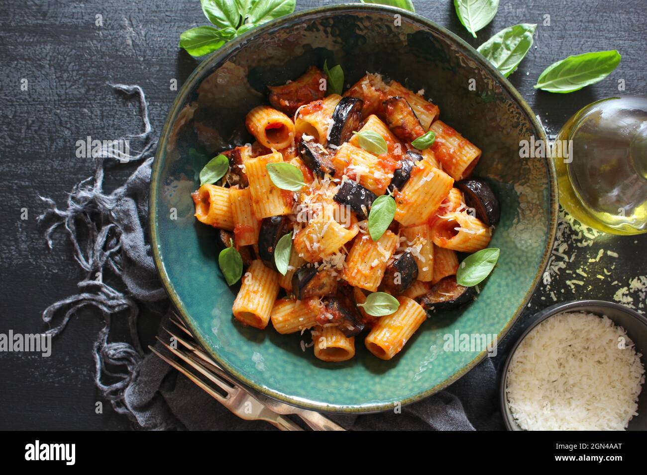 Pasta alla norma - Italienische Pasta mit Auberginen, Tomatensauce und Parmesan-Käseauf dunklem Tisch.Draufsicht mit Kopierraum. Stockfoto