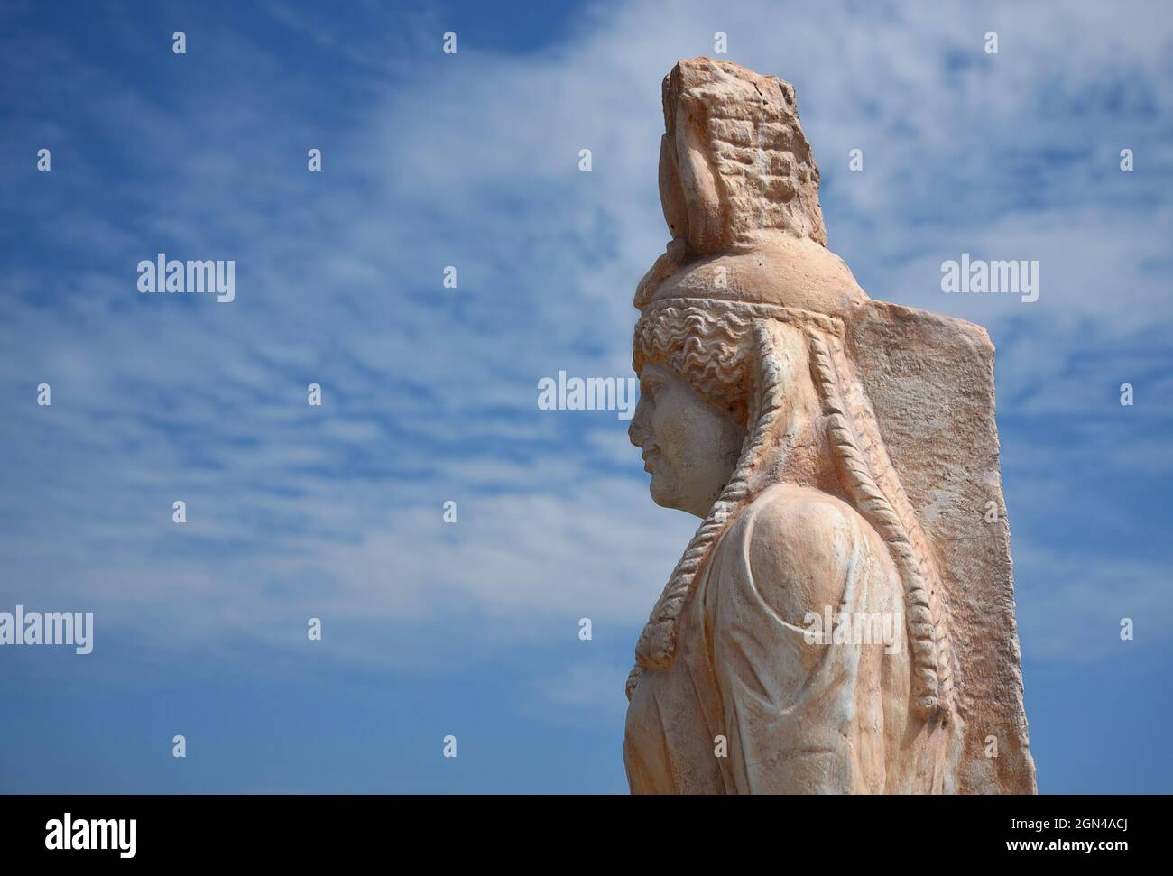 Pharaonische Statue auf dem Gelände von Brexiza A 160 n. Chr. bedeutende archäologische Stätte und Heiligtum der ägyptischen Götter in Nea Makri, Attika Griechenland. Stockfoto