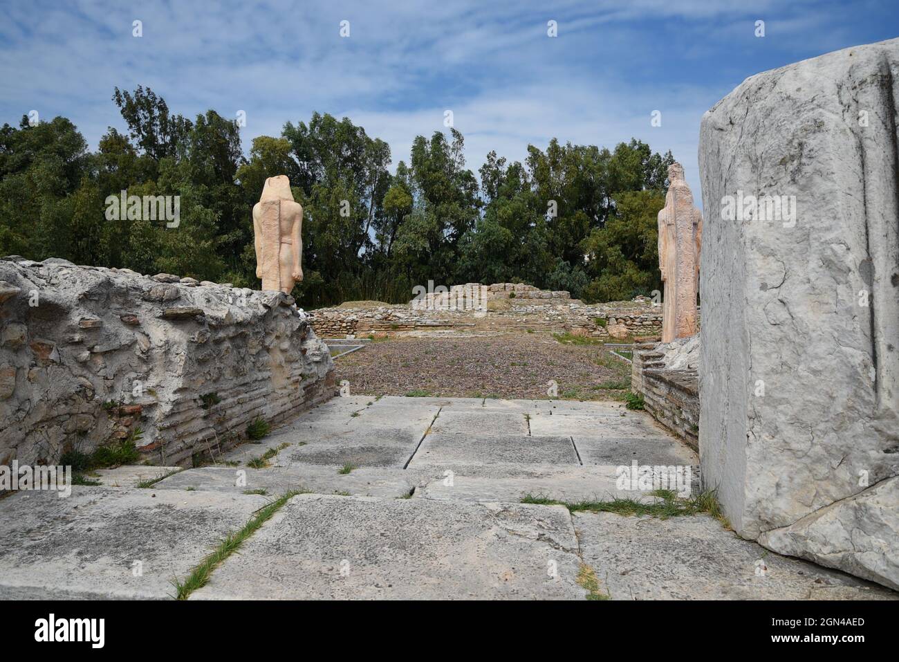 Pharaonische Statuen am Eingang von Brexiza A 160 n. Chr. bedeutende archäologische Stätte und Heiligtum der ägyptischen Götter in Nea Makri, Attika Griechenland. Stockfoto