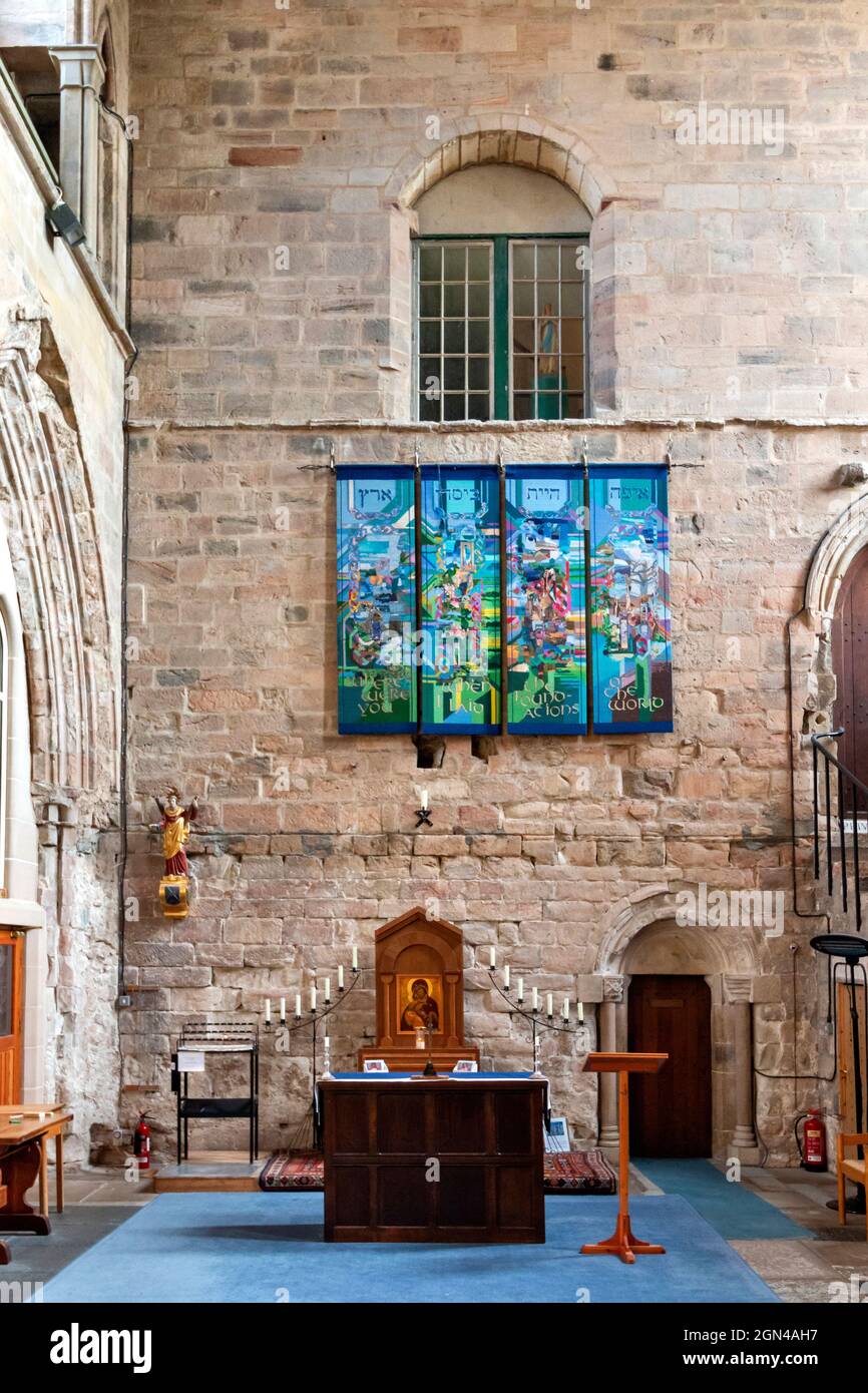 PLUSCARDEN ABBEY KATHOLISCHES BENEDIKTINERKLOSTER MORAY SCHOTTLAND DAS SÜDTRANSEPT MIT KLEINEM ALTAR UND FARBIGEN BANNERN Stockfoto