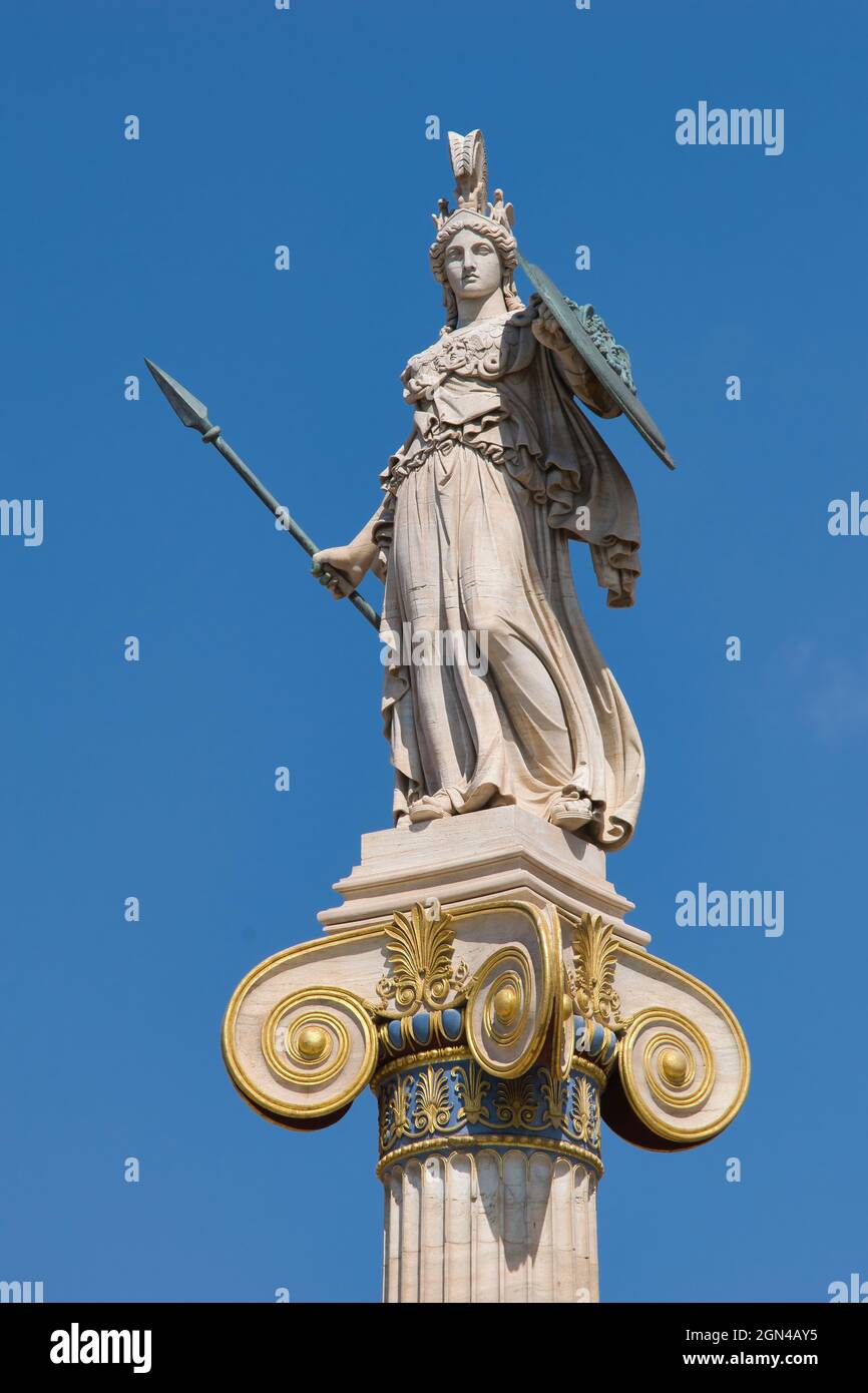 Athene oder Athene, oft mit dem Nachnamen Pallas genannt, ist eine antike griechische Göttin, die mit Weisheit in Verbindung gebracht wird, eine Statue im Zentrum von Athen Stockfoto