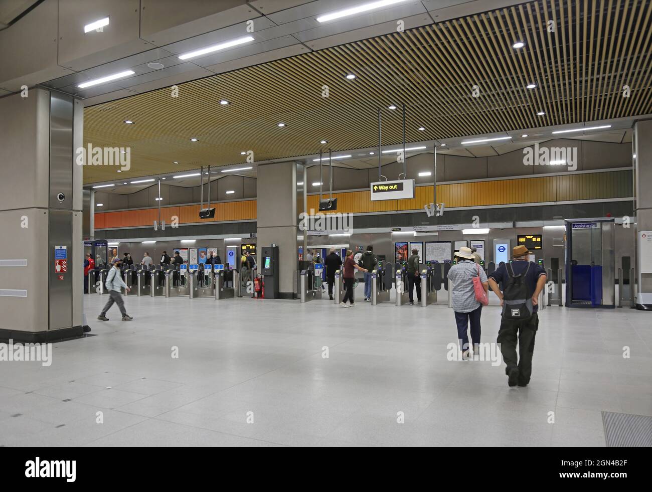 Tickethalle an der neuen Londoner U-Bahn-Station Battersea Power Station, London, Großbritannien. Eröffnet Im September 2021. Teil der neuen Northern Line Extension. Stockfoto