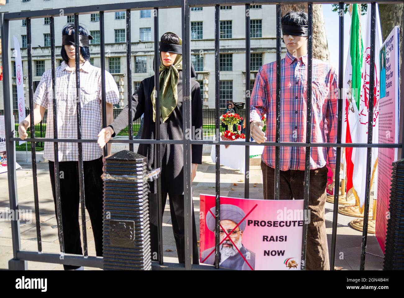 Schaufensterpuppen mit verbundenen Augen hinter Gefängnissen aus Protest gegen den iranischen Präsidenten Ebrahim Raisi und angebliche Menschenrechtsverletzungen Stockfoto