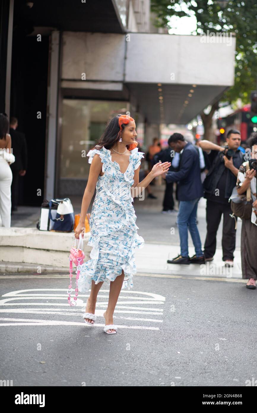Street Style London Fashion Week : Frühling Sommer 2022 London UK Stockfoto