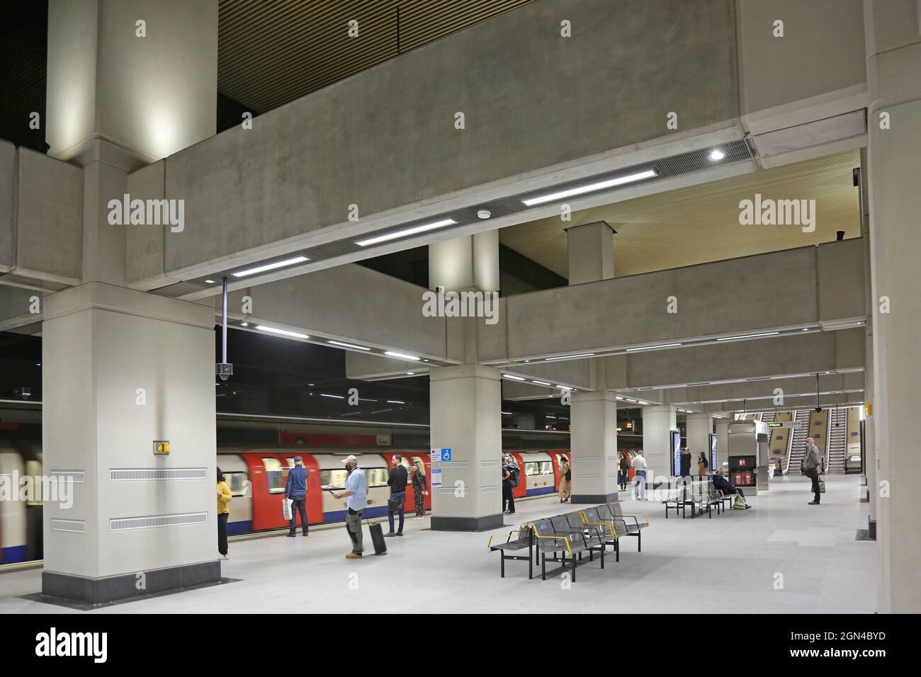 Plattformebene an der neuen U-Bahn-Station in Nine Elms, London. Eröffnet Im September 2021. Stockfoto
