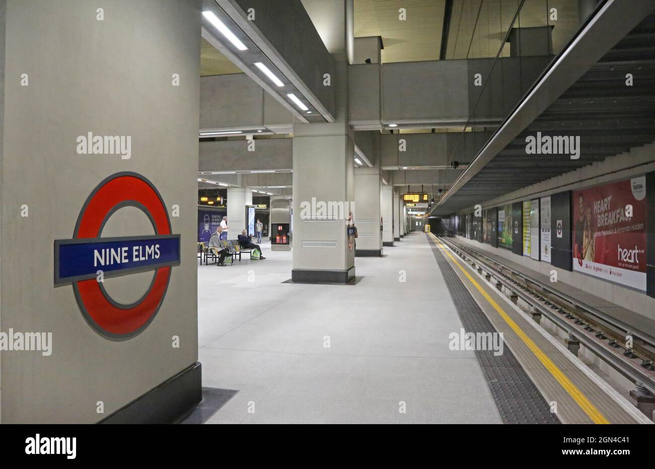 Plattformebene an der neuen U-Bahn-Station in Nine Elms, London. Eröffnet Im September 2021. Stockfoto