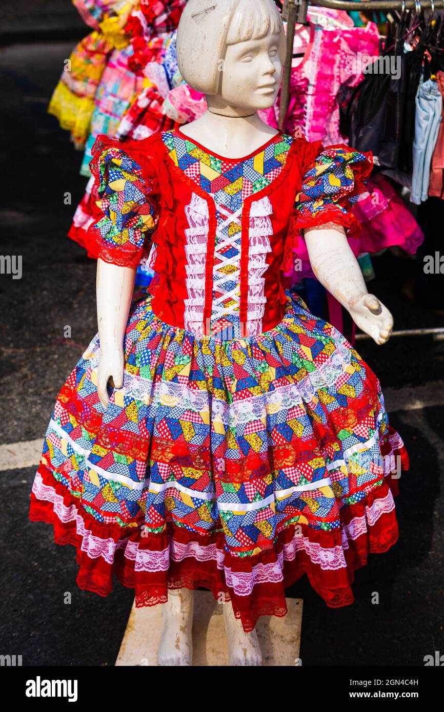 Mädchen buntes Kleid Kostüm auf einer Schaufensterpuppe auf der Belo Horizonte Hippie Fair für Festa Junina, eine brasilianische folkloristische Veranstaltung. Stockfoto