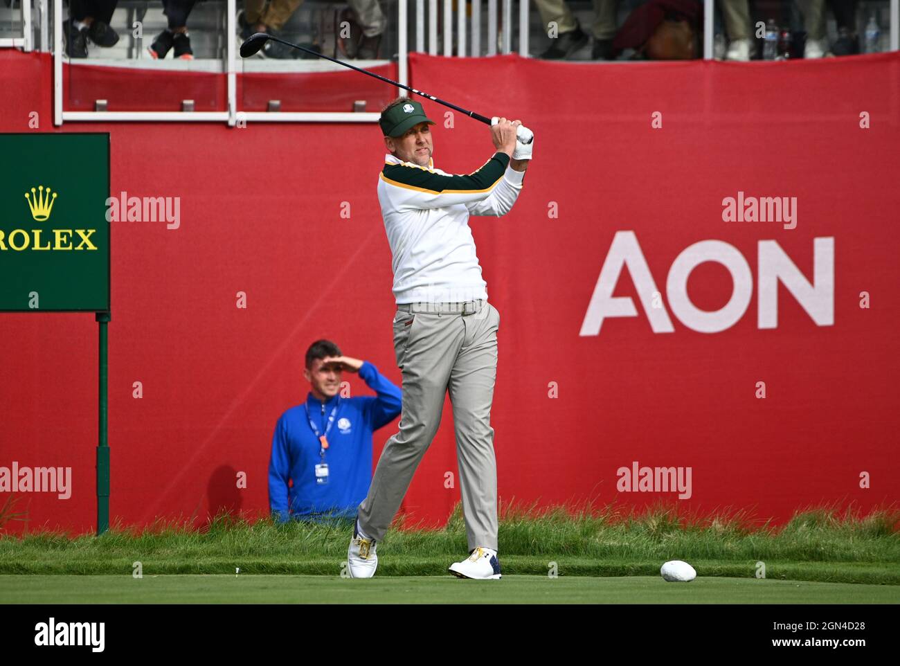 Ian Poulter vom Team Europe beim ersten Abschlag beim dritten Vortag des 43. Ryder Cup in Whistling Straits, Wisconsin. Bilddatum: Mittwoch, 22. September 2021. Stockfoto