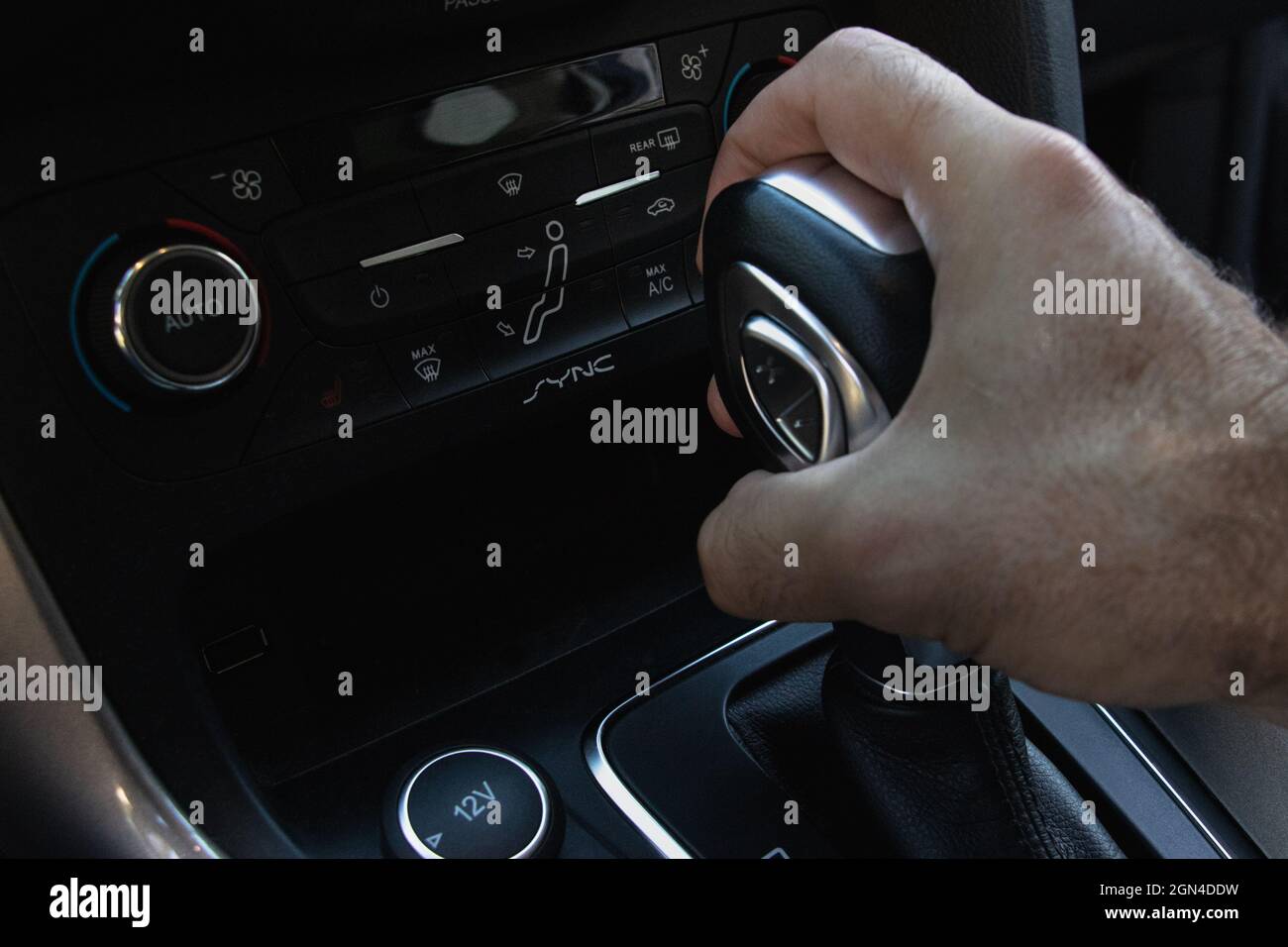 Hand auf den Schalthebel - im Fahrzeug. Schwarz und Weiß Stockfoto