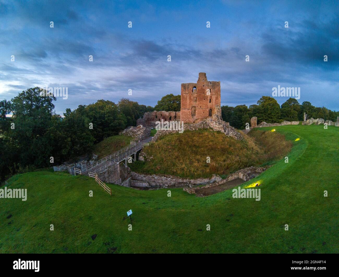 Norham Castle in einer beherrschenden Position über dem Fluss Tweed war eines der mächtigsten der anglo-schottischen Grenze. Northumberland, England, Großbritannien Stockfoto