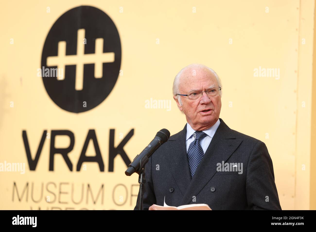 Schwedens König Carl Gustaf spricht während der Einweihung des Wracks-Museums in Stockholm am 22. September 2021. Vrak – Museum of Wracks ist ein neues maritimes archäologisches Museum in der Mitte Stockholms. Das Museum wird am 23. September 2021 eröffnet. Foto: Nils Petter Nilsson/TT kod 62260 Stockfoto