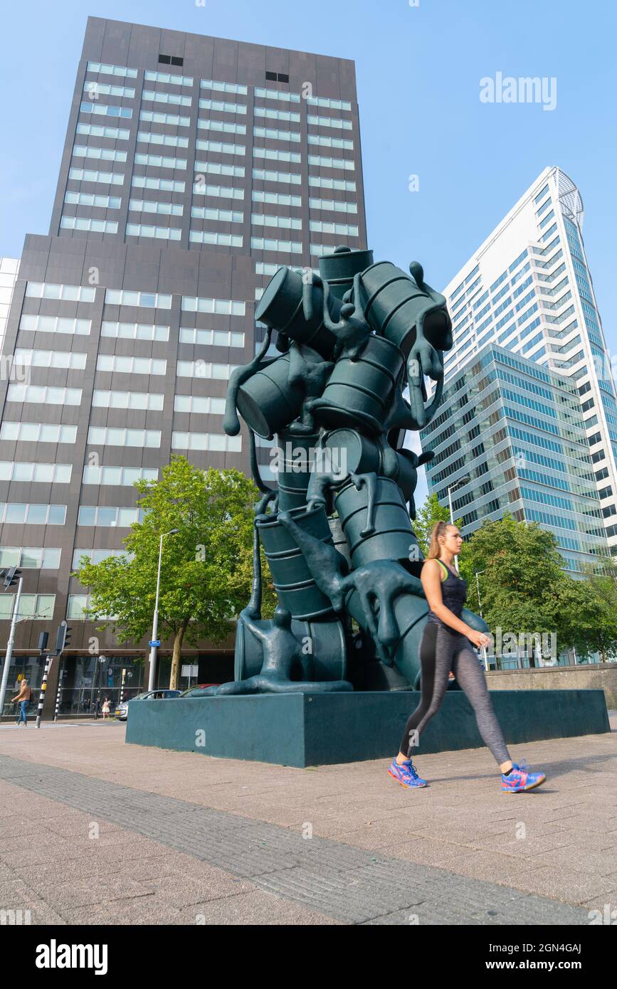 Rotterdam Niederlande - August 23 2017; verschwommenes Bild einer Sportlerin, die vor dem Hintergrund zweier großer Pendler an der Skulptur Cascade vorbeiläuft Stockfoto