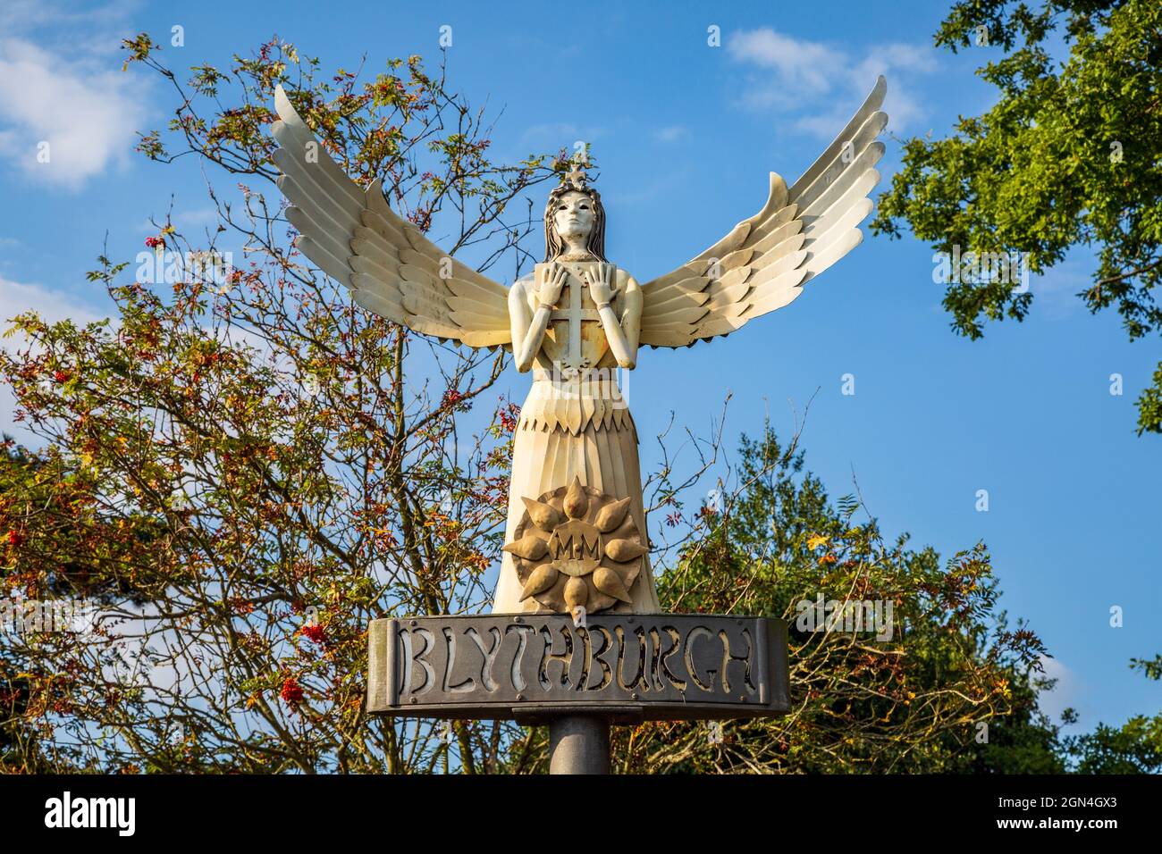 Das Ortsschild von Blythburgh befindet sich neben der Holy Trinity Church, Suffolk, England Stockfoto