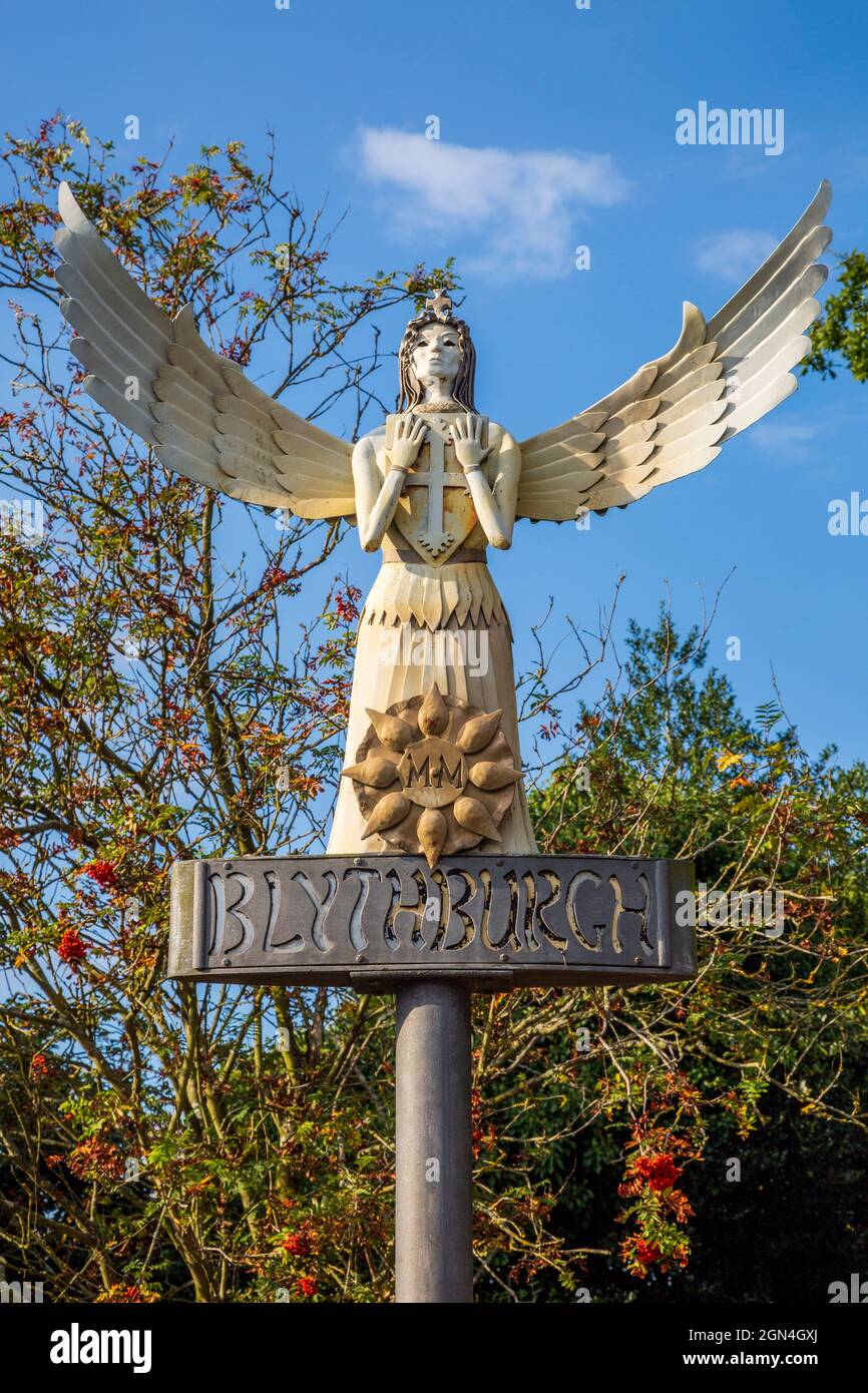 Das Ortsschild von Blythburgh befindet sich neben der Holy Trinity Church, Suffolk, England Stockfoto