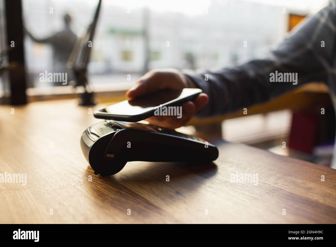 Kontaktloses Bezahlen mit Ihrem Smartphone. Bezahlen mit einem Smartphone-Gerät auf einem Kreditkartenterminal. Drahtlose Zahlung. Stockfoto