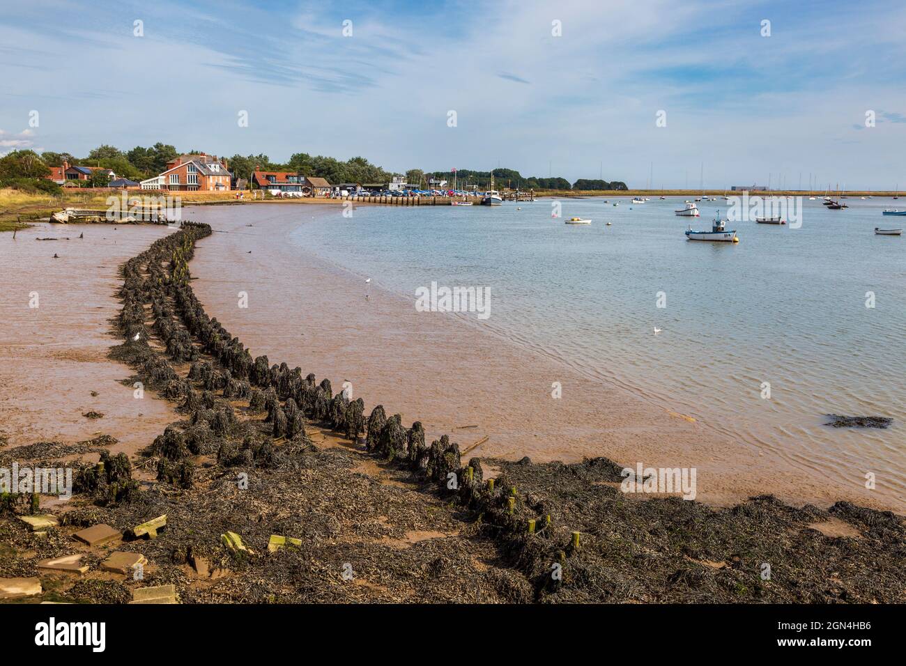 Orford Quay bei Ebbe am Ufer des Flusses Ore, Suffolk, England Stockfoto