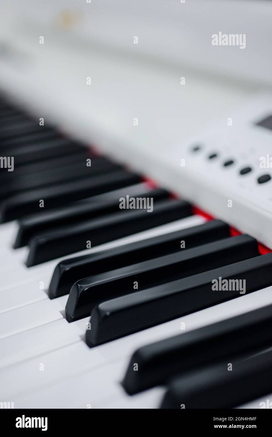 Ein Pianist in einem weißen Anzug spielt Klavier Stockfoto