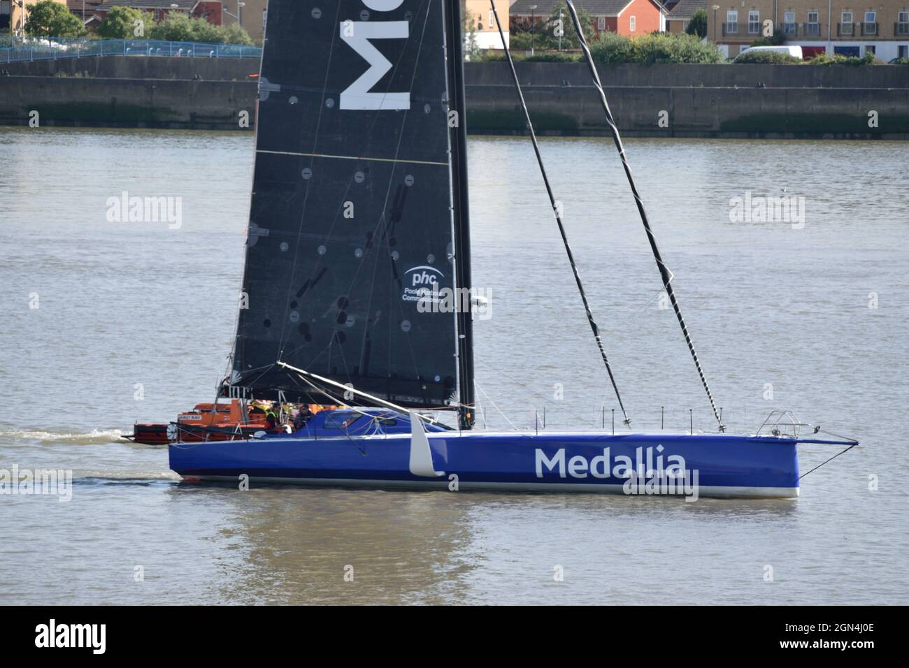 Sie segelte ihre neue, von Medallia gesponserte Imoca-Ozeanrennyacht die Themse entlang, bevor das Boot in London feierlich benannt wurde Stockfoto