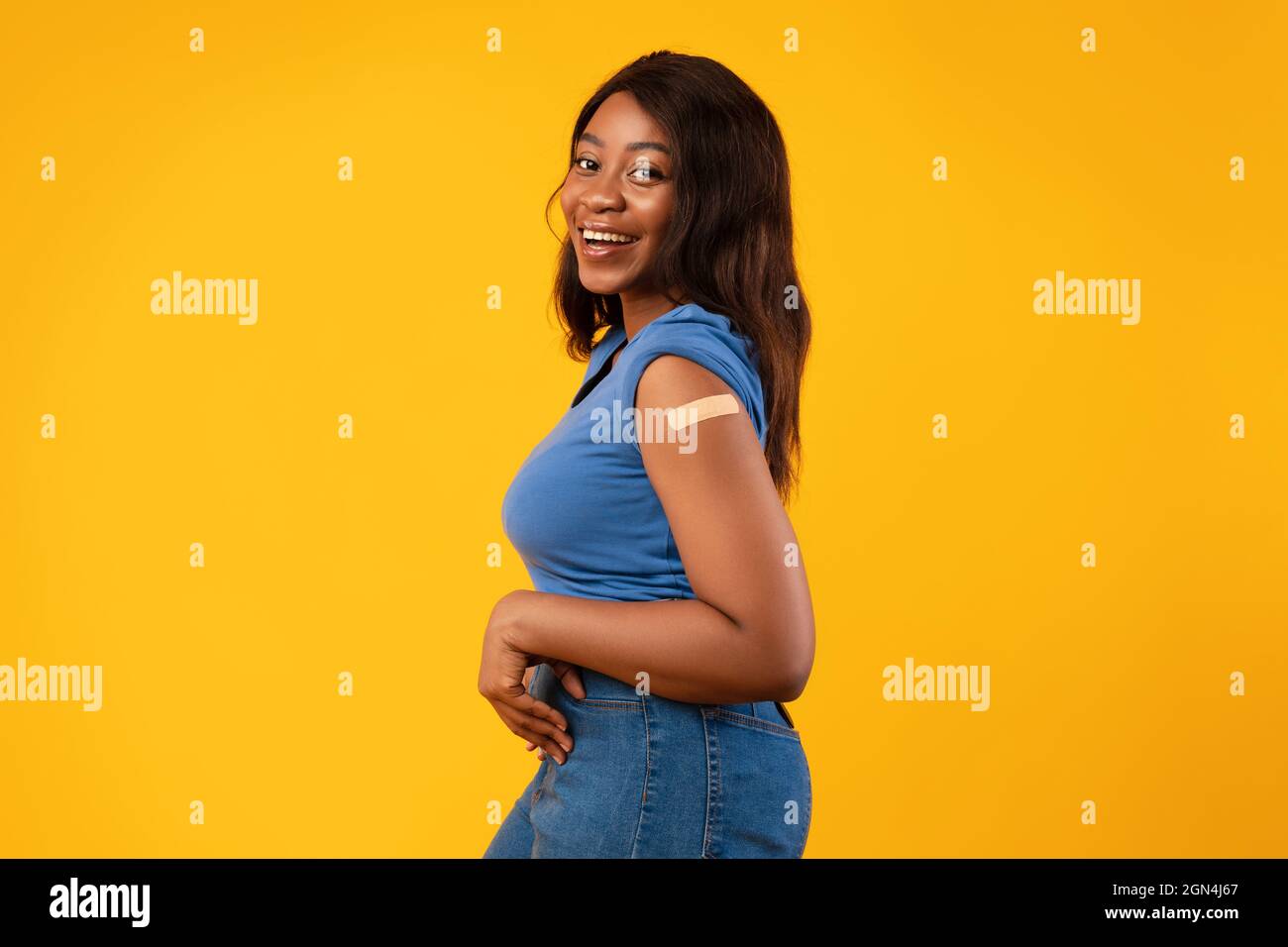 Schwarze Junge Frau Posiert Nach Impfstoffeinspritzung, Studioaufnahme Stockfoto