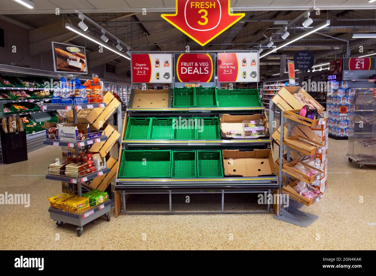 Leere Obst- und Gemüsekisten in Regalen Lebensmittelknappheit in der Lieferkette im Co Op Supermarkt in Wales Großbritannien 20 September 2021 KATHY DEWITT Stockfoto