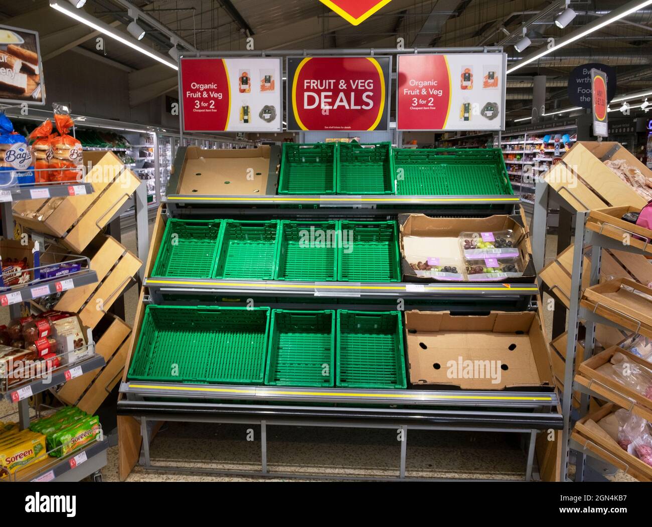 Leere Obst- und Gemüsekisten in Regalen Lebensmittelknappheit in der Lieferkette im Co Op Supermarkt in Wales Großbritannien 20 September 2021 KATHY DEWITT Stockfoto