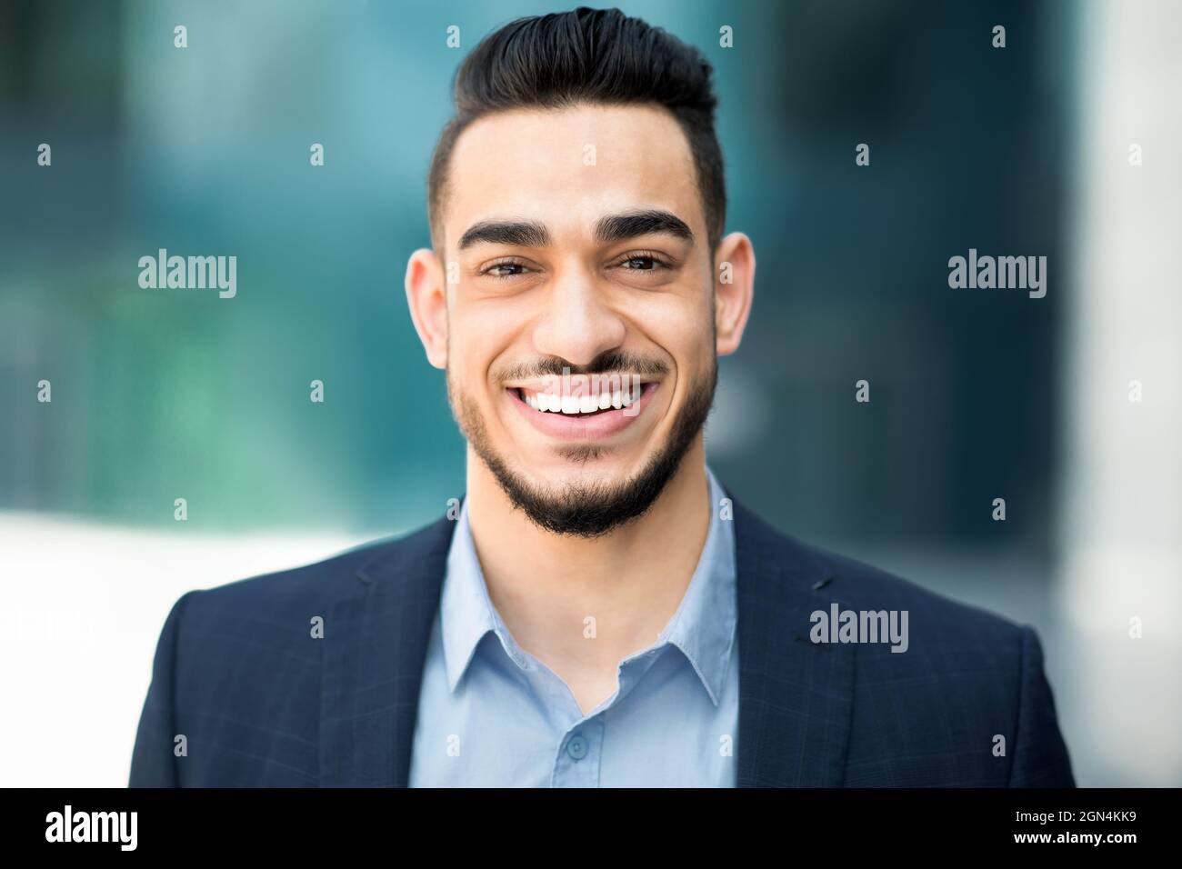 Nahaufnahme Porträt eines glücklichen jungen Geschäftsmannes aus dem Nahen Osten Stockfoto