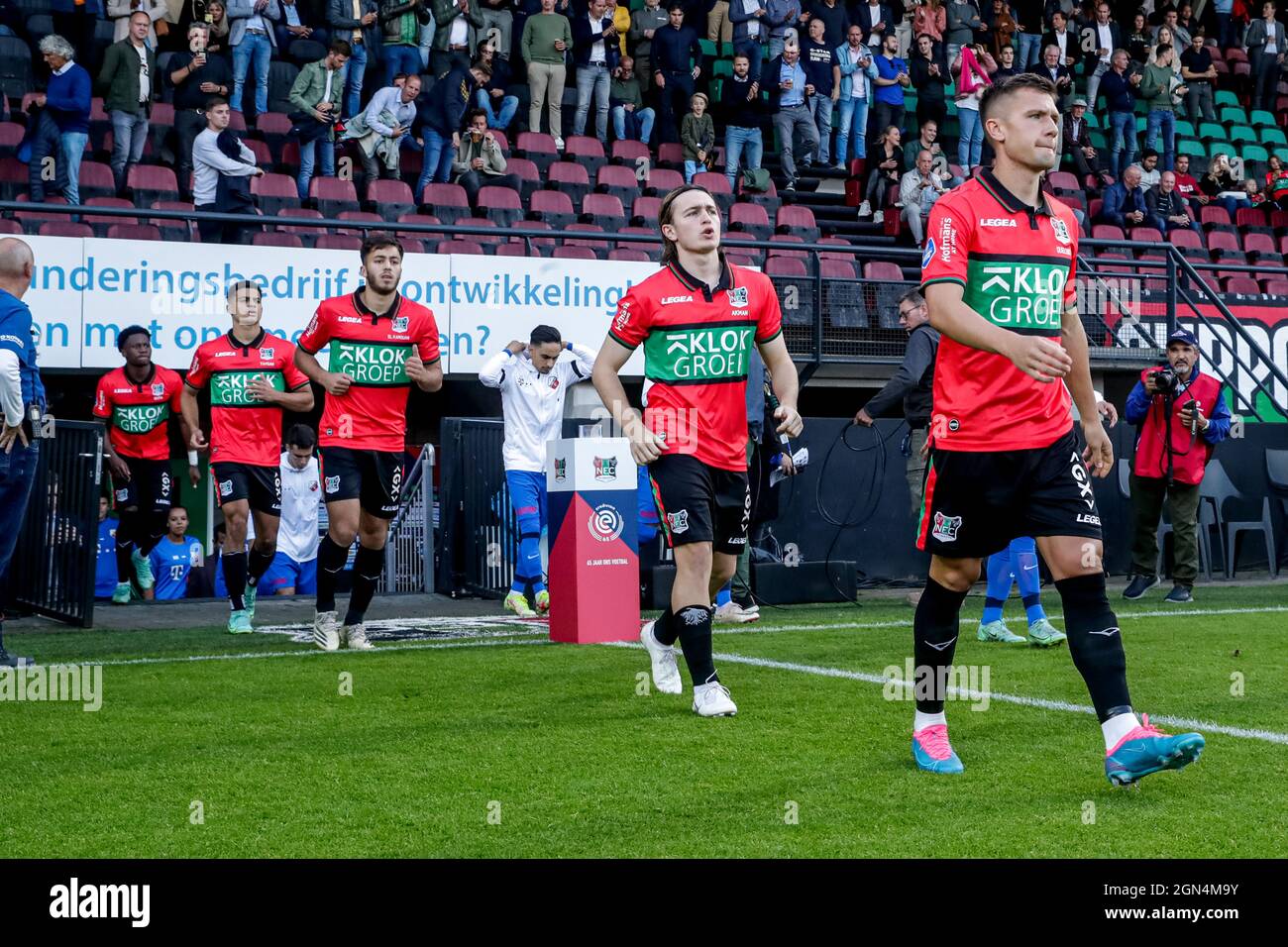 NIJMEGEN, NIEDERLANDE - 22. SEPTEMBER: Elayis Tavsan von N.E.C., Souffian El Karouani von N.E.C., Ali Akman von N.E.C., Mikkel Duelund von N.E.C. während des niederländischen Eredivisie-Spiels zwischen N.E.C. und FC Utrecht am 22. September 2021 im Goffertstadion in Nijmegen, Niederlande (Foto: Broer van den Boom/Orange Picts) Stockfoto