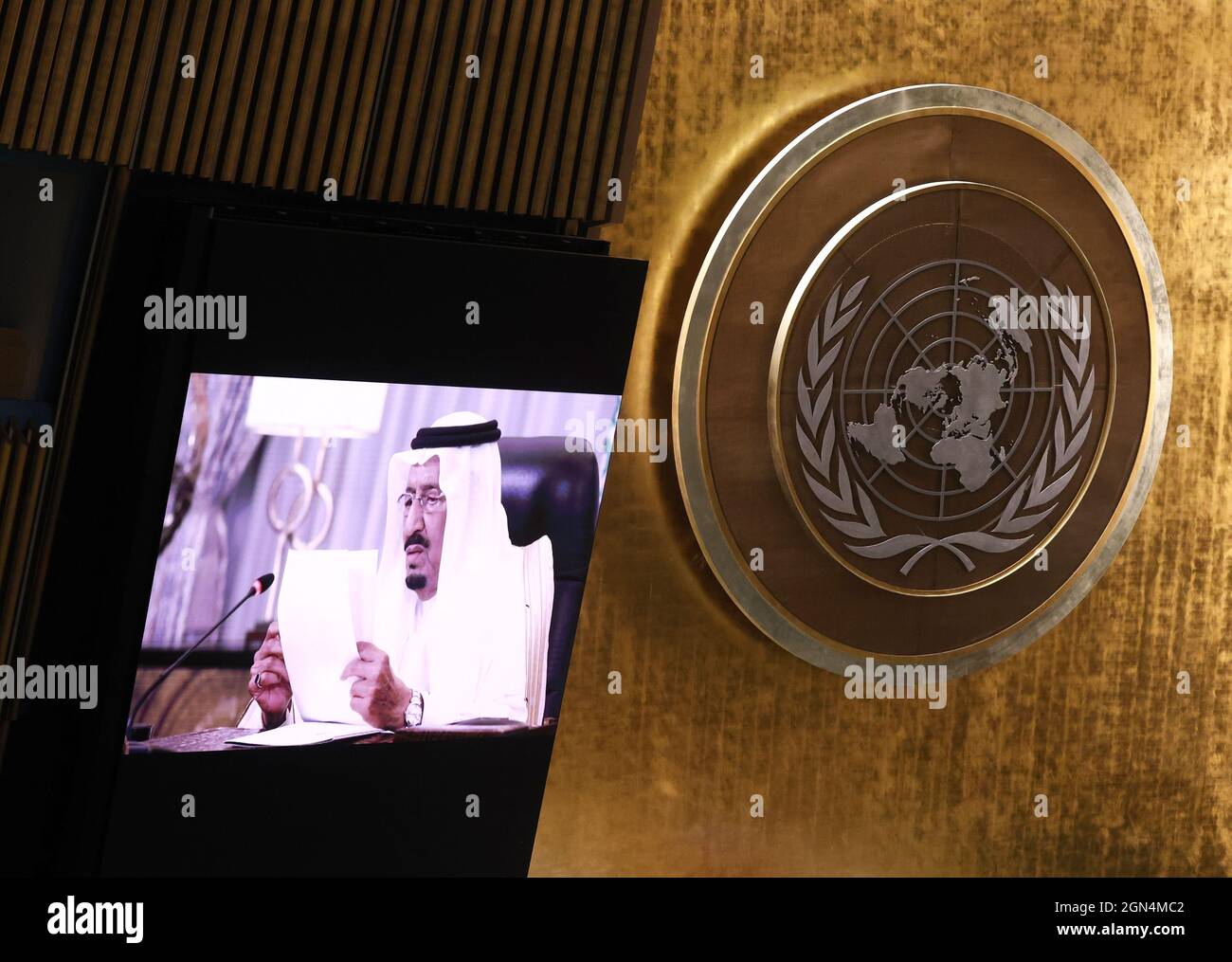 New York, Usa. September 2021. Saudi-Arabiens König Salman bin Abdulaziz Al-Saud gibt eine voraufgezeichnete Erklärung auf der 76. Generalversammlung der Vereinten Nationen am Mittwoch, den 22. September 2021, in der UN-Generalversammlung im Hauptquartier der Vereinten Nationen in New York City ab. Pool Foto von Justin Lane/UPI Kredit: UPI/Alamy Live Nachrichten Stockfoto