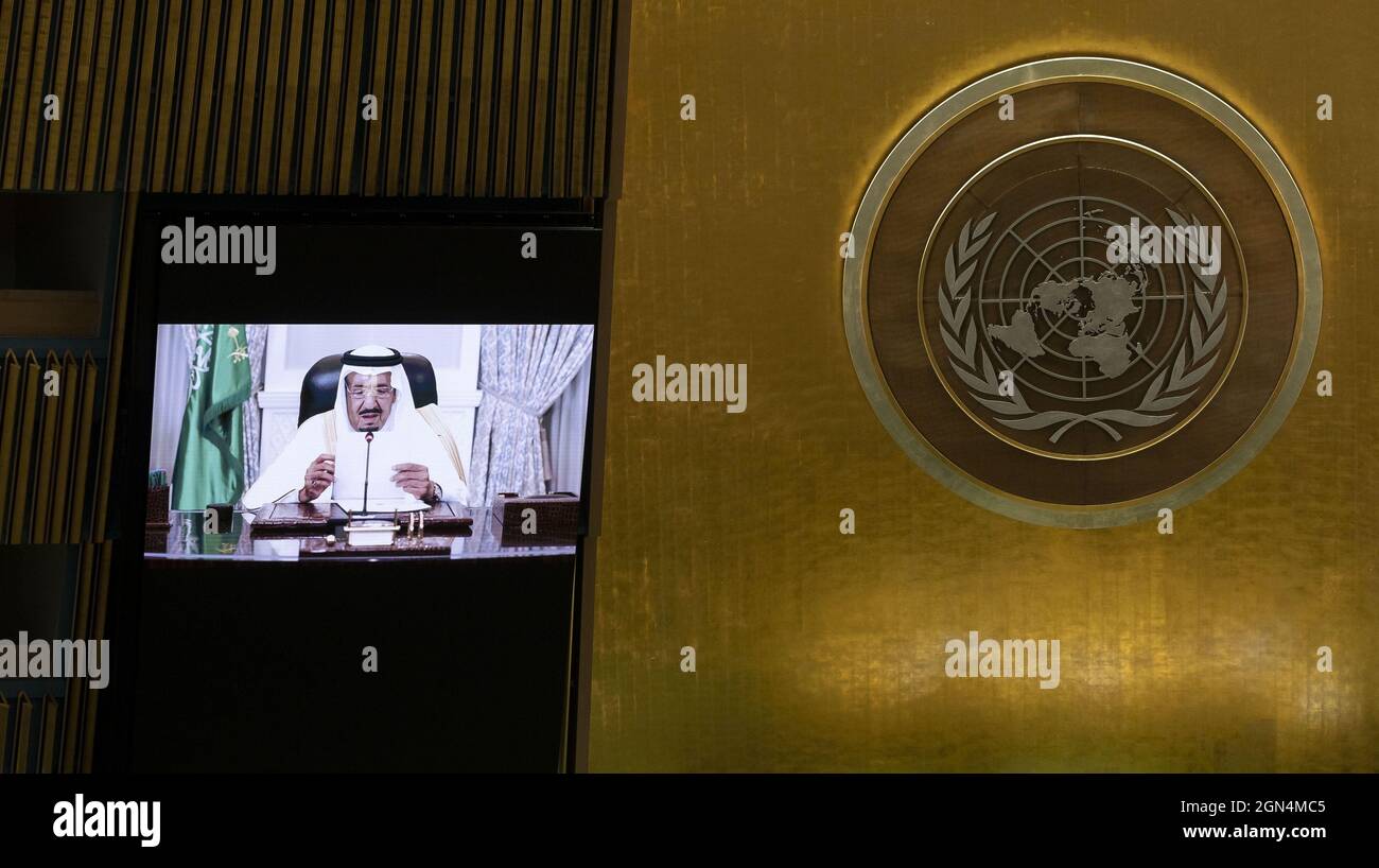 New York, Usa. September 2021. Saudi-Arabiens König Salman bin Abdulaziz Al-Saud gibt eine voraufgezeichnete Erklärung auf der 76. Generalversammlung der Vereinten Nationen am Mittwoch, den 22. September 2021, in der UN-Generalversammlung im Hauptquartier der Vereinten Nationen in New York City ab. Pool Foto von Justin Lane/UPI Kredit: UPI/Alamy Live Nachrichten Stockfoto
