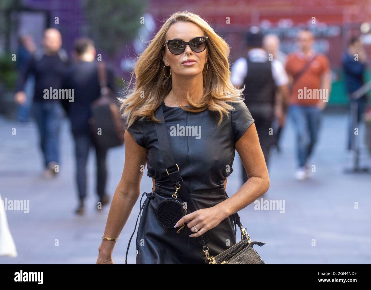 Die Schauspielerin und Fernsehmoderatorin Amanda Holden verlässt das Büro von Global Radio, nachdem sie ihre Show auf Heart präsentiert hat. Stockfoto