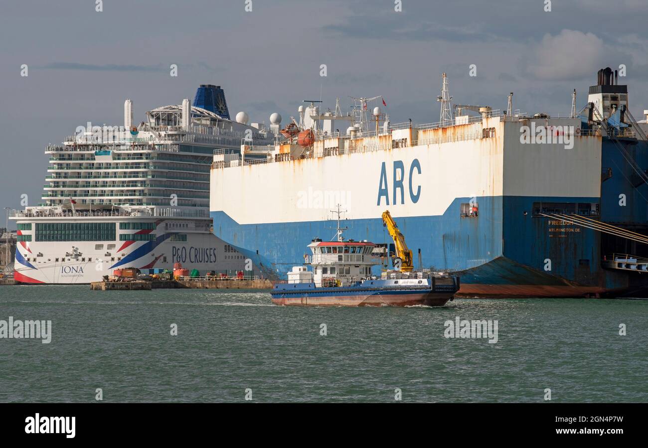 Southampton, England, Großbritannien. 2021. Eine Hafenausschreibung läuft, die Abfälle und Recycling von Schiffen im Hafen transportiert, um recycelt zu werden. Hafen von Southampton. Stockfoto